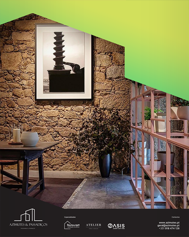 Imagem de projeto de design de interiores para Azimutes & Passadiços, com uma parede de pedra natural, uma fotografia emoldurada, mesa de madeira, peças decorativas e estantes metálicas em tons de rosa. No rodapé, lê-se “Azimutes & Passadiços” e surgem os logótipos das especialidades Restaurart, Atelier e Oasis.